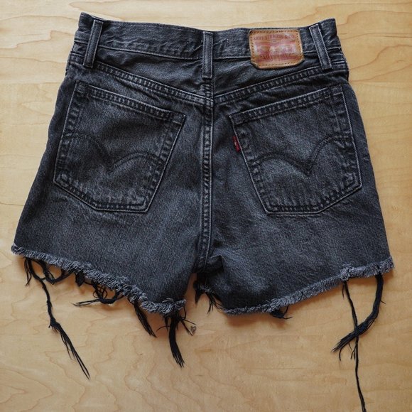 The Levi's Wedgie Short in Dark Grey for Women, size 25 - Picture 3 of 6